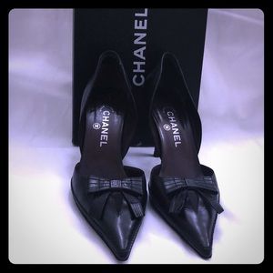 Chanel D’Orsay bow accent 3.75 “heels pumps.